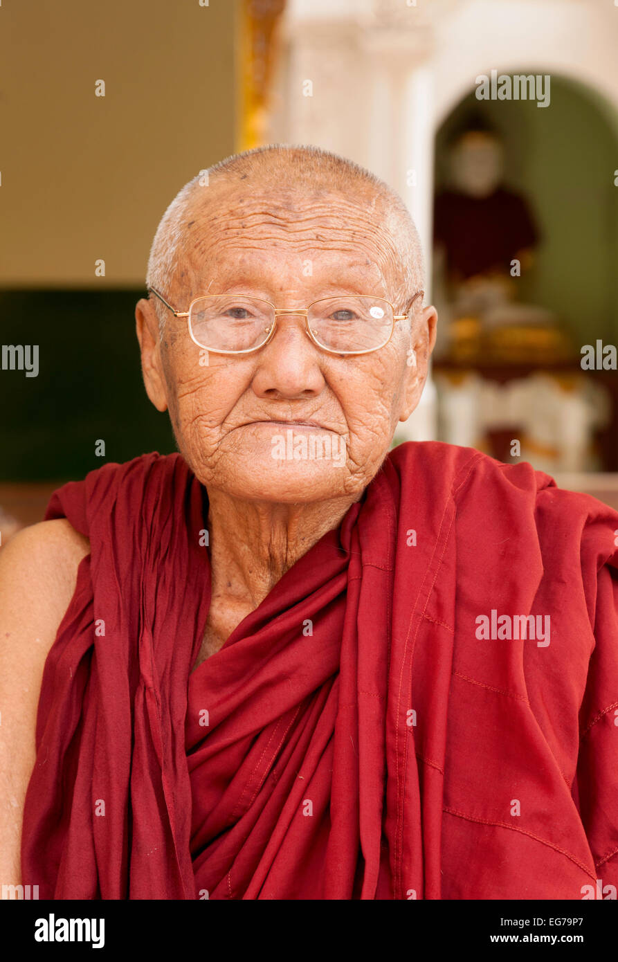 Un portrait d'un vieux moine bouddhiste, Yangon, Myanmar ( Birmanie ), l'Asie Banque D'Images
