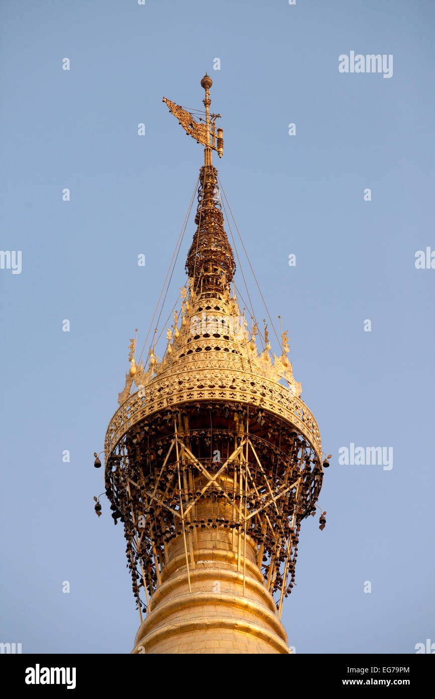 Le haut de la pagode Shwedagon, Yangon, Myanmar ( Birmanie ), l'Asie Banque D'Images