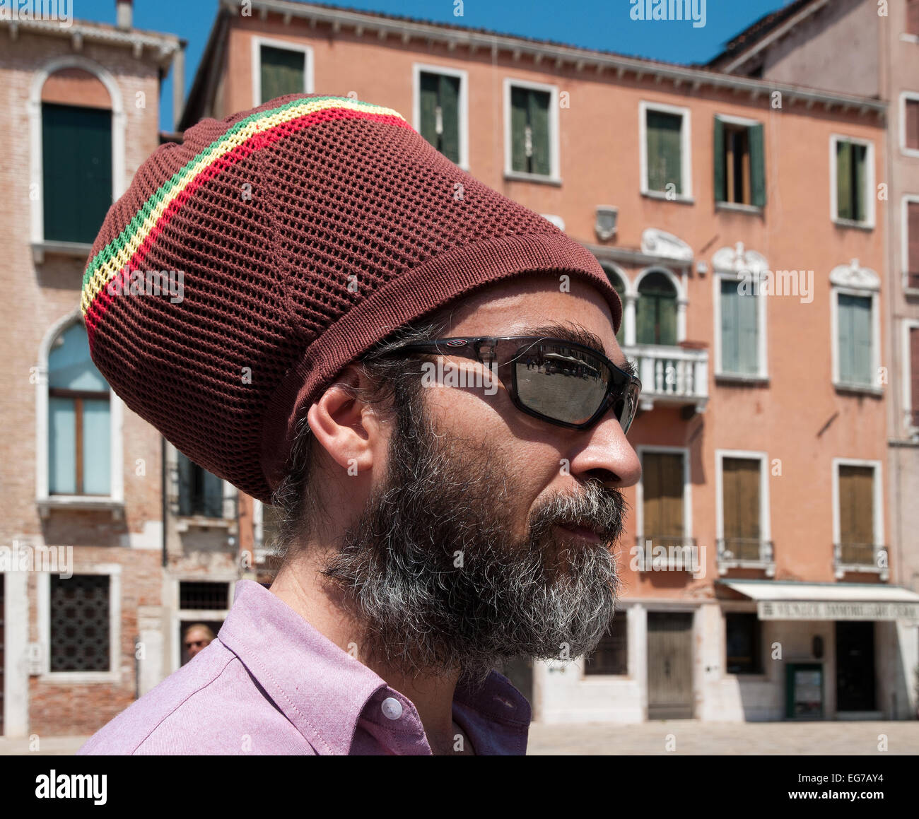 Homme à barbe et des lunettes portant des étoffes hat reminscent du Doge dans Campo San Stefano Venise Italie Banque D'Images