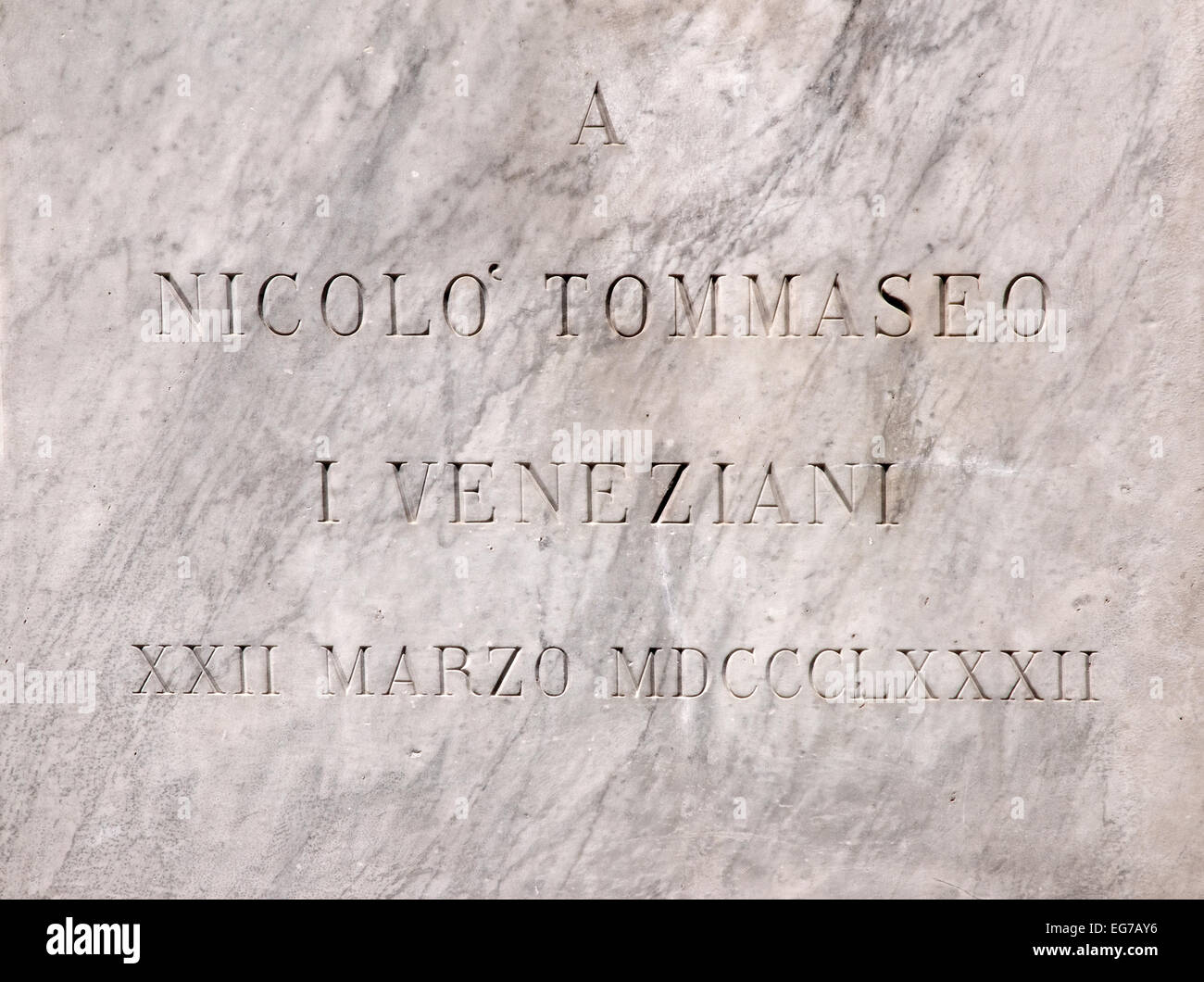 Plaque sur statue de linguiste et auteur Niccolo Costantinopoli dans Campo San Stefano Venise Italie Banque D'Images