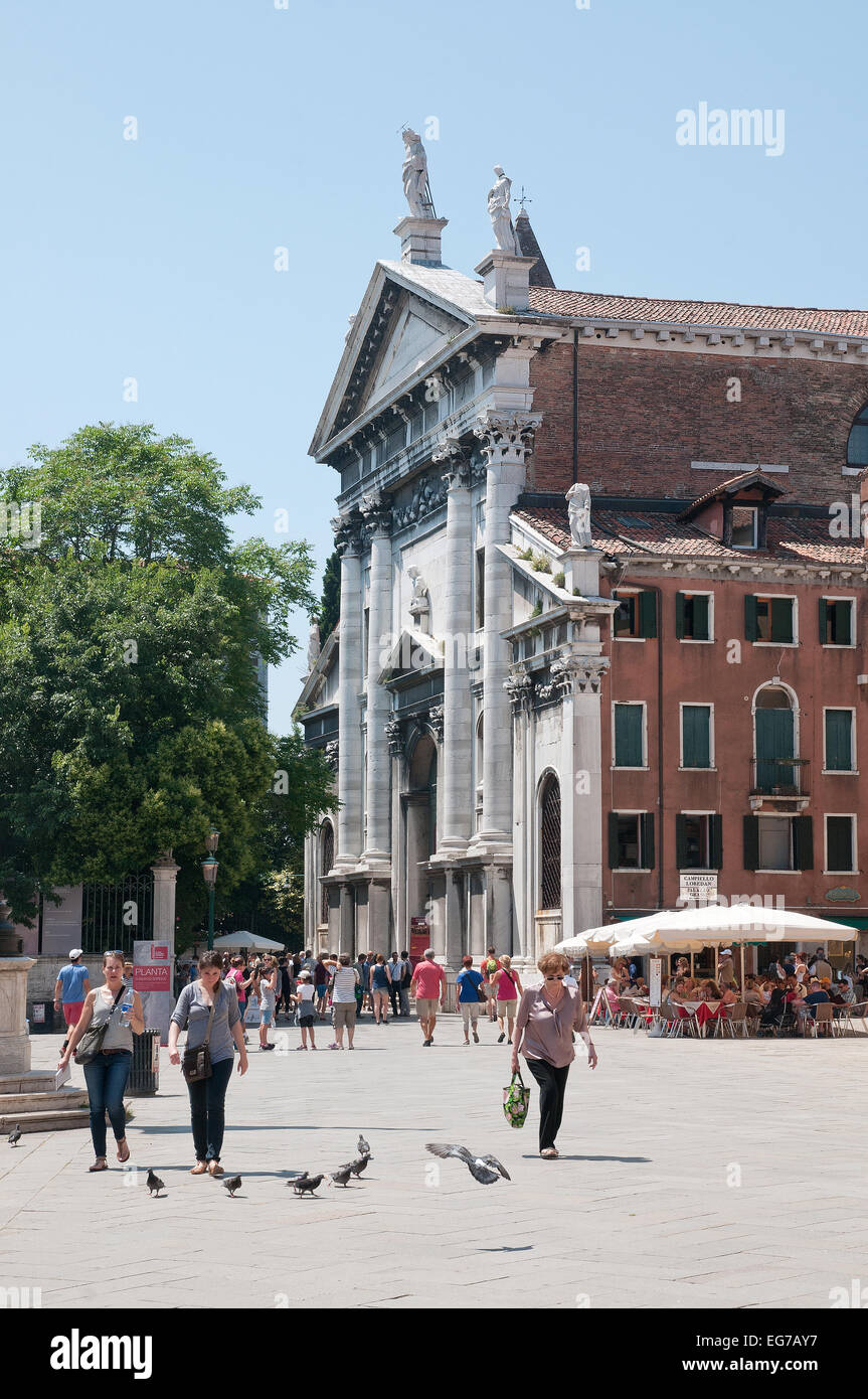 Chiesa San Vidal church de Campo San Stefano Italie Venise avec les gens et les pigeons en juin Sunshine Banque D'Images