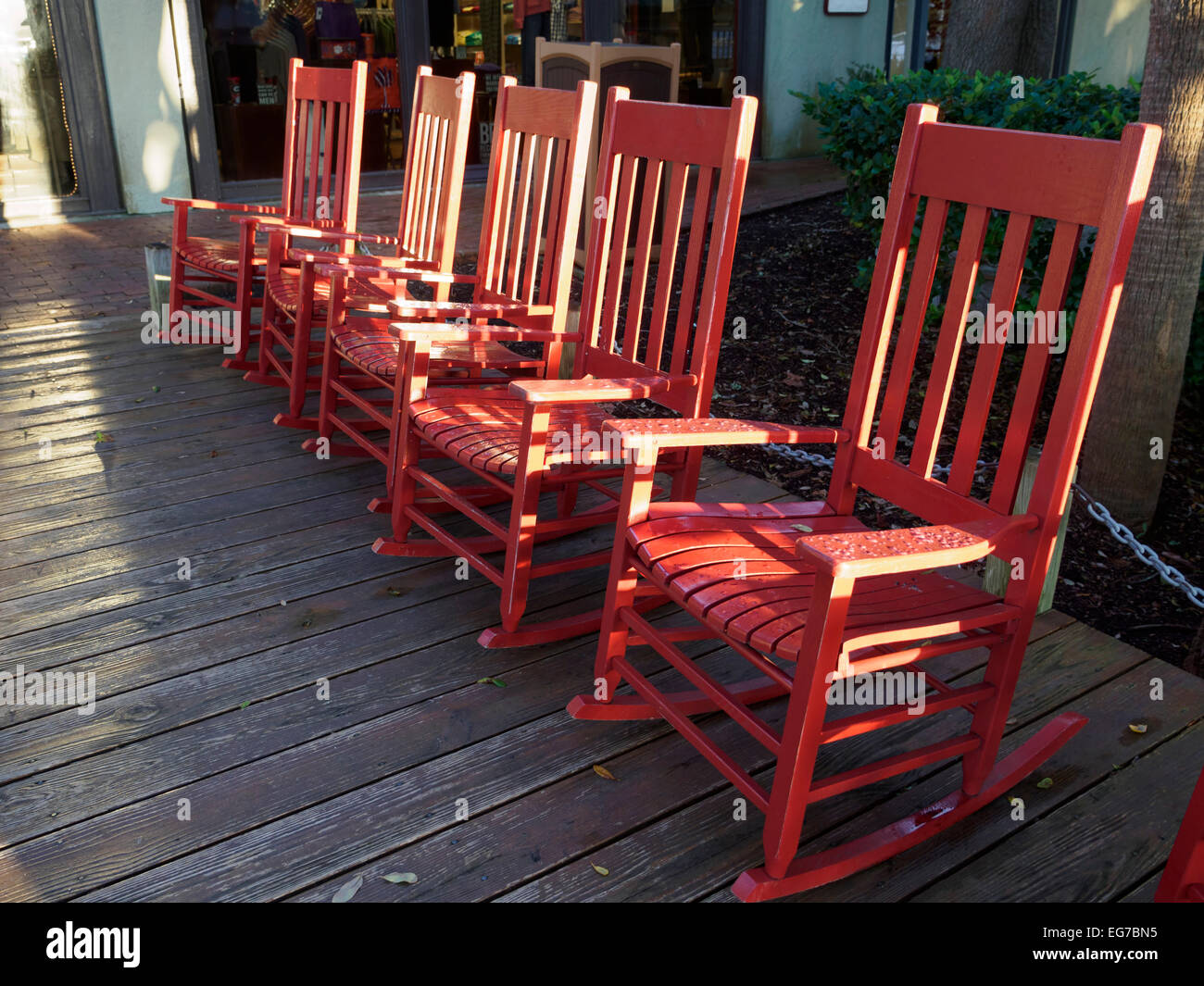 Chaises à bascule rouge de Harbour Town, Hilton Head Island, Caroline du Sud Banque D'Images