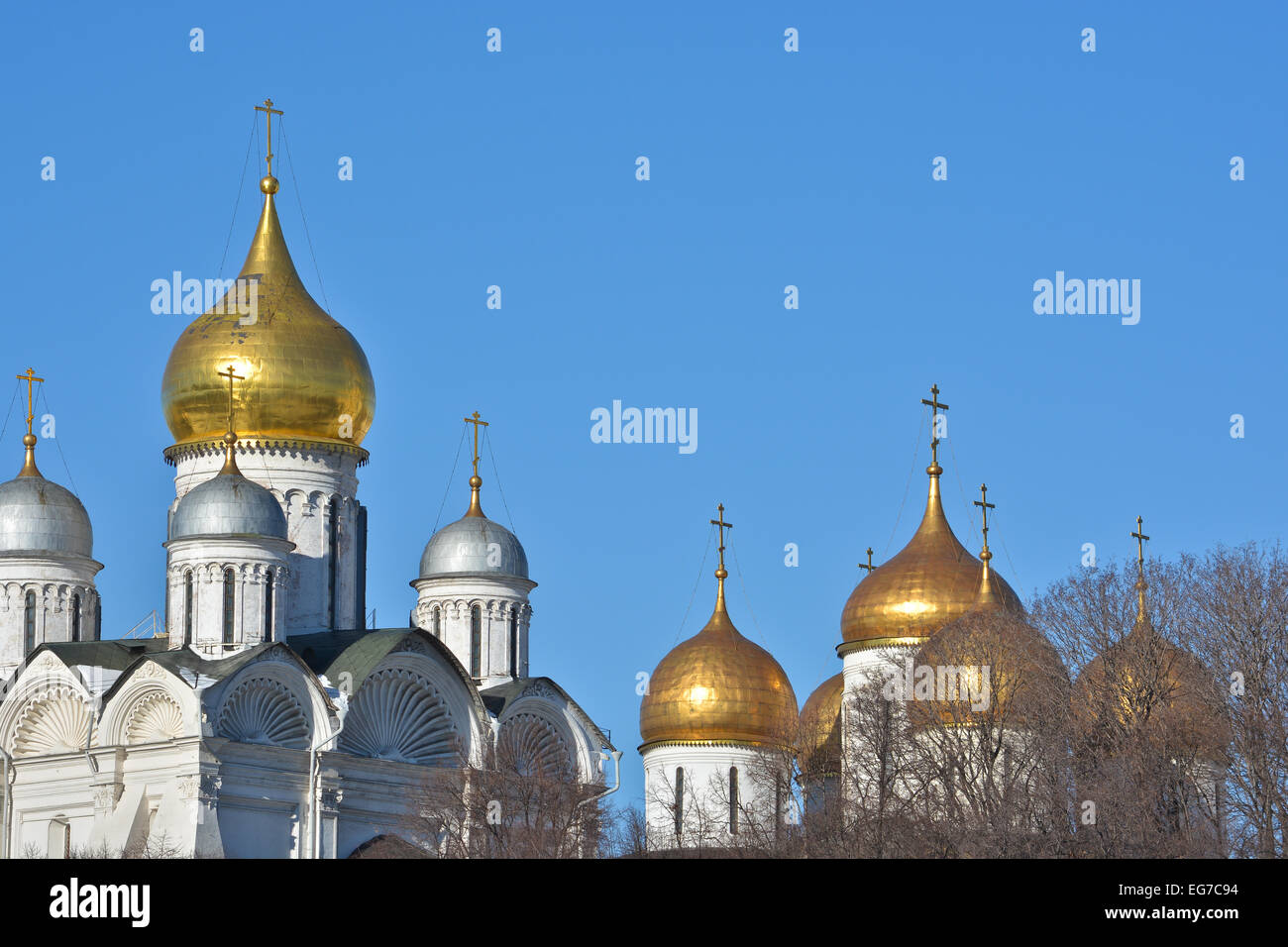 Dômes dorés des églises orthodoxes du Kremlin de Moscou. Dôme doré sur le fond bleu du ciel. Banque D'Images
