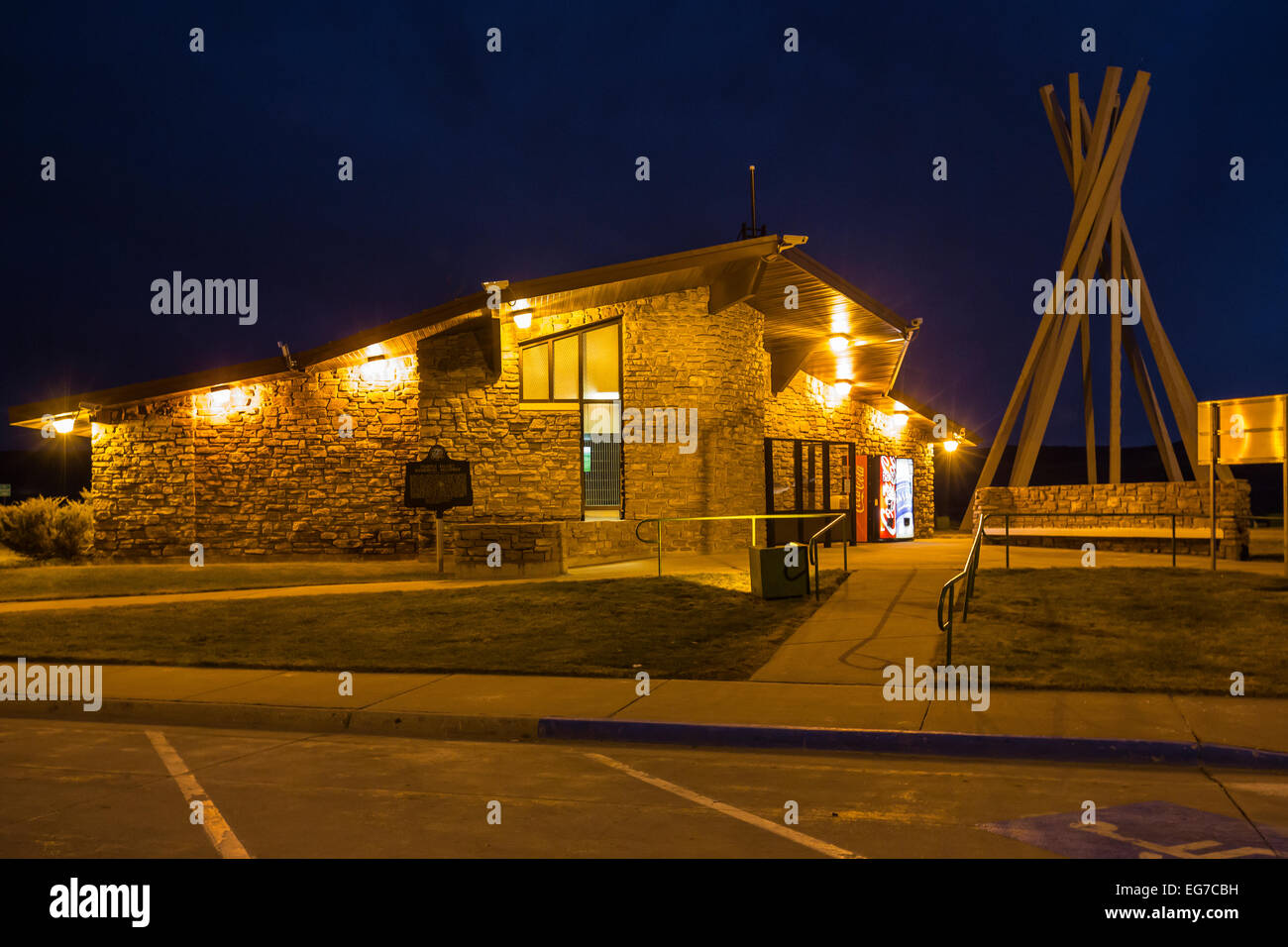 Aire de repos et des toilettes avec une structure d'accompagnement dans un motif tipi Interstate 90 la nuit, South Dakota, USA Banque D'Images