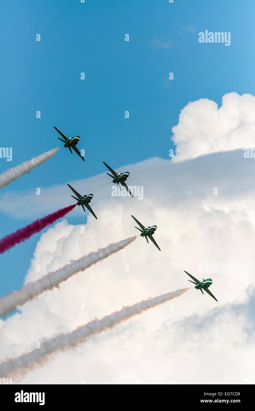 Arabie Royal Air Force, l'équipe 'Saudi, groupe des Hawks en vol avec des traînées de fumée Banque D'Images
