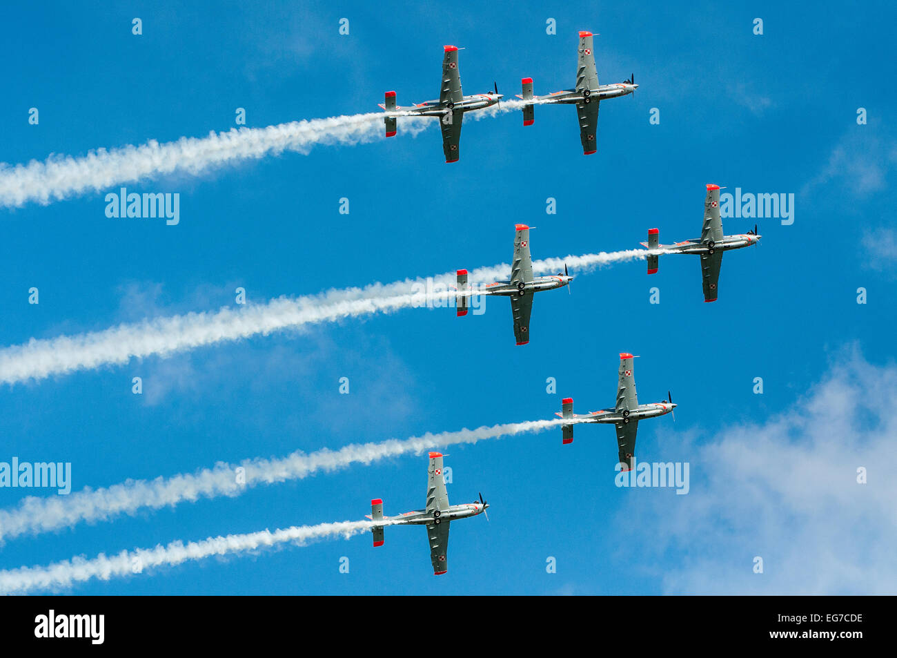 Super équipe Orliky PZL Orlik, armée de l'Air polonaise en vol de groupe avec traces de fumée Banque D'Images