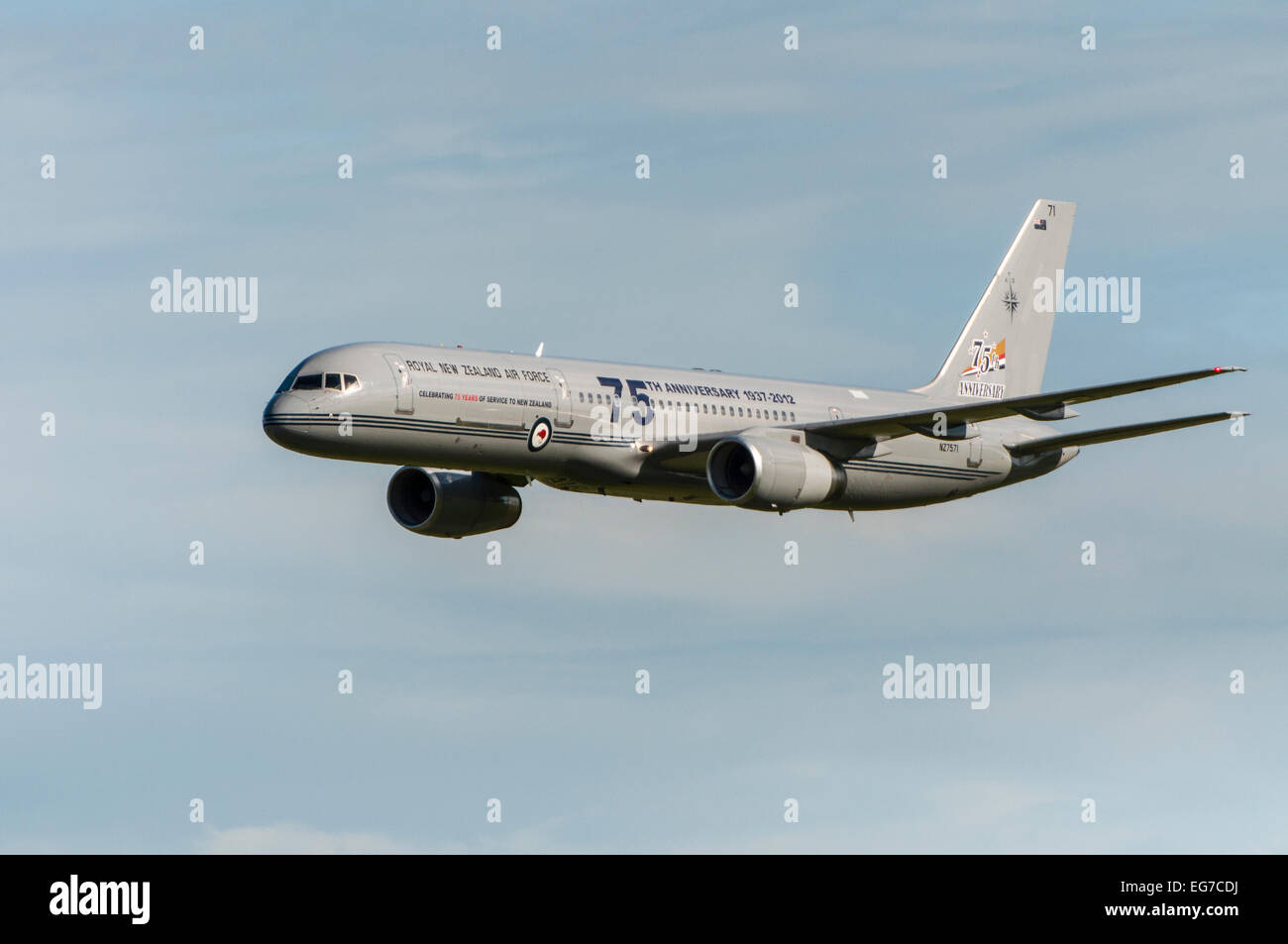 Nouvelle-zélande Boeing 757-200 Airforce 75e anniversaire livrée, dans le ciel bleu Banque D'Images