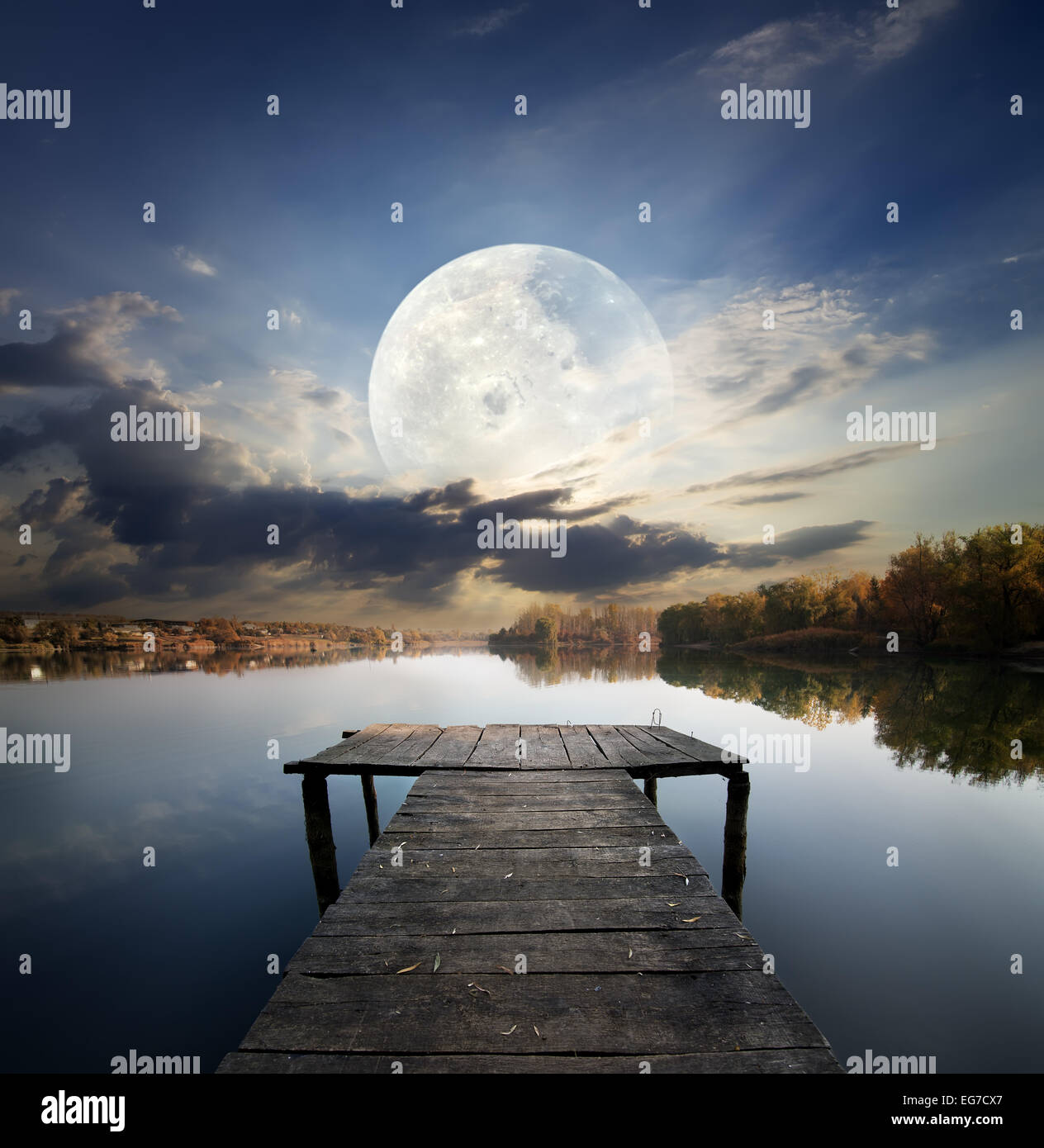 La jetée de pêche sur une rivière en vertu de fool moon. Éléments de cette image fournie par la NASA Banque D'Images