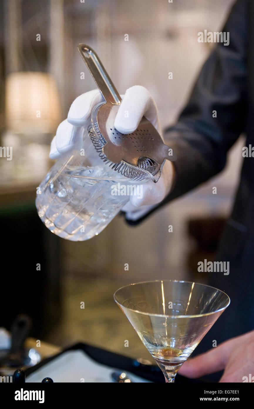 Détails de l'hotel Connaught, à Londres, l'un des meilleurs hôtels dans la ville - un barman prépare un martini Banque D'Images
