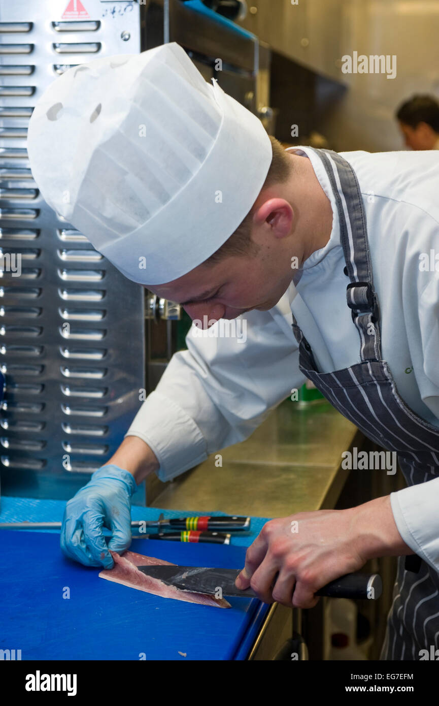 Détails de l'hotel Connaught, à Londres, l'un des meilleurs hôtels dans la ville - sur cette photo un sous chef prépare le poisson Banque D'Images