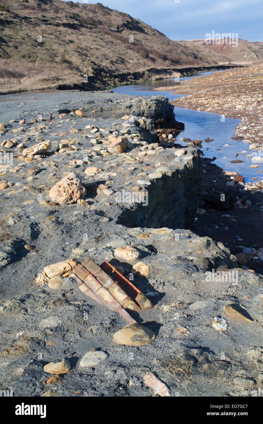 La plage de la mine de Blackhall montrant depostion de l'extraction du charbon, des déchets de la côte du comté de Durham, England, UK Banque D'Images