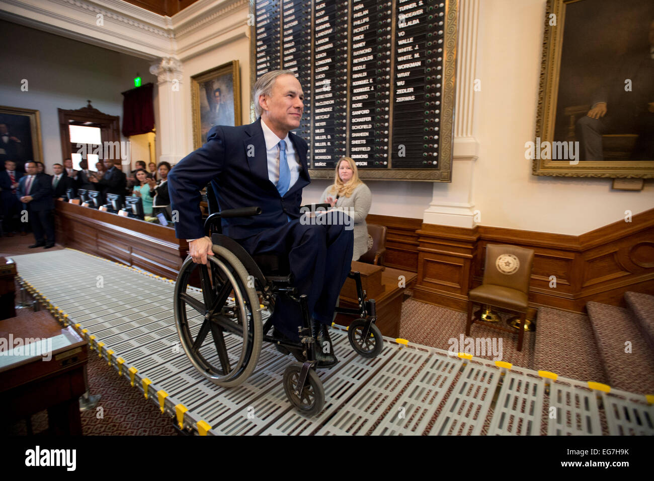 Texas Gov. Greg Abbott roule son fauteuil roulant jusqu'à la rampe dans le dais Texas chambre Chambre pour donner son état de l'État discours Banque D'Images
