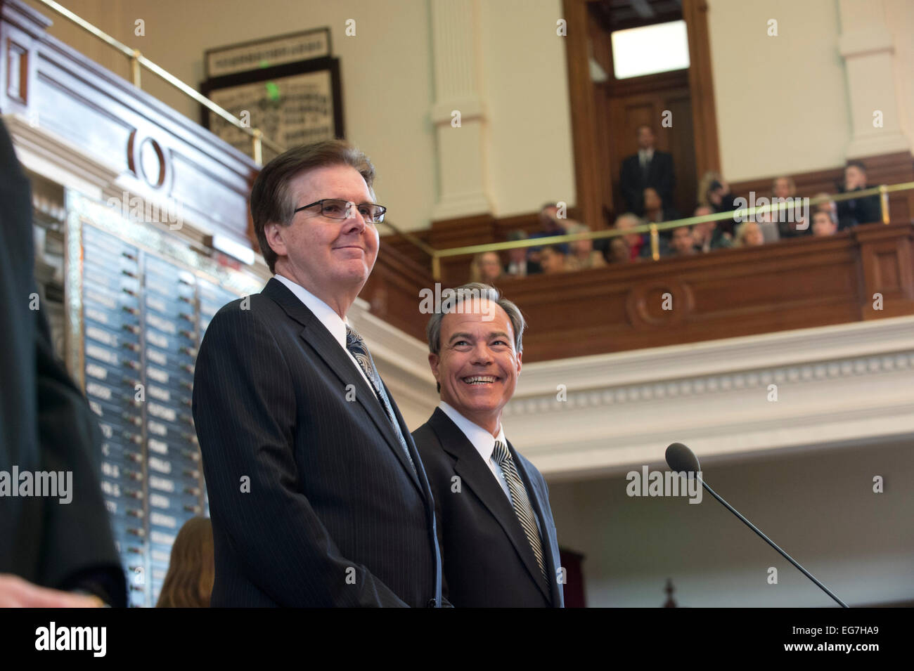 Le lieutenant-gouverneur du Texas. Dan Patrick (à gauche) et de la Chambre le président Joe Straus dans la maison du Capitole du Texas à Austin de chambre. Banque D'Images