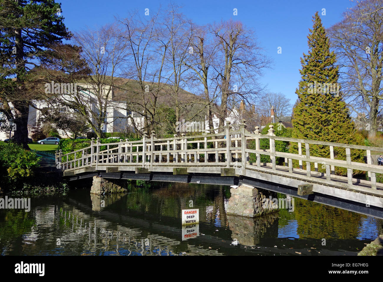 Piscine Swan, Prieuré de Great Malvern, Parc, Worcestershire, Angleterre, RU en hiver Banque D'Images