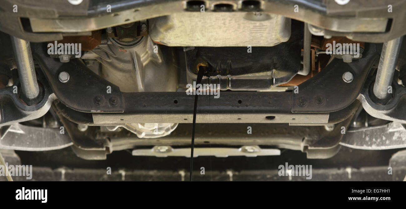 Changer l'huile dans une automobile moderne. Banque D'Images