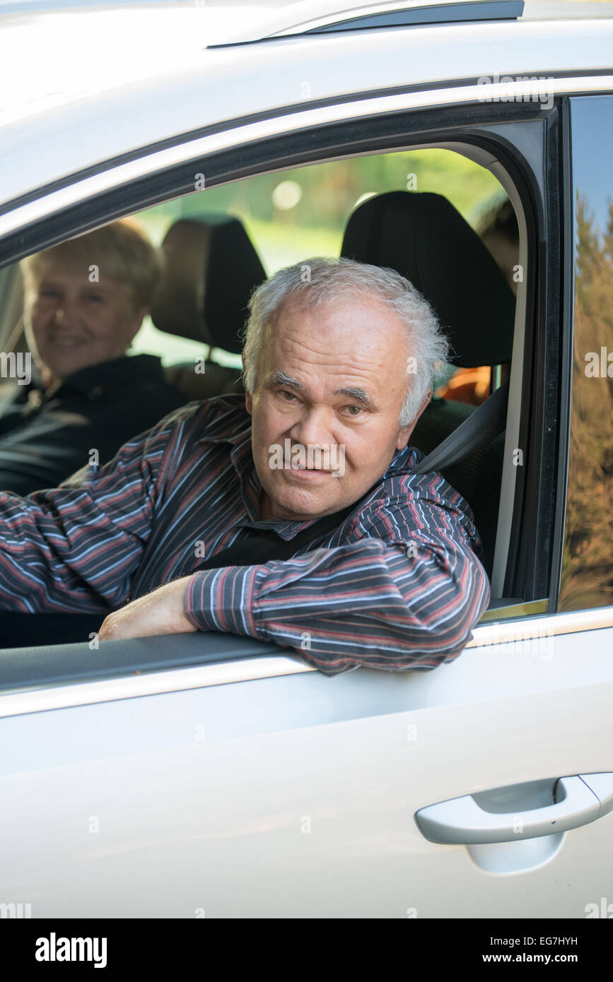 Senior man driving a car, senior femme passager, assis dans la voiture Banque D'Images