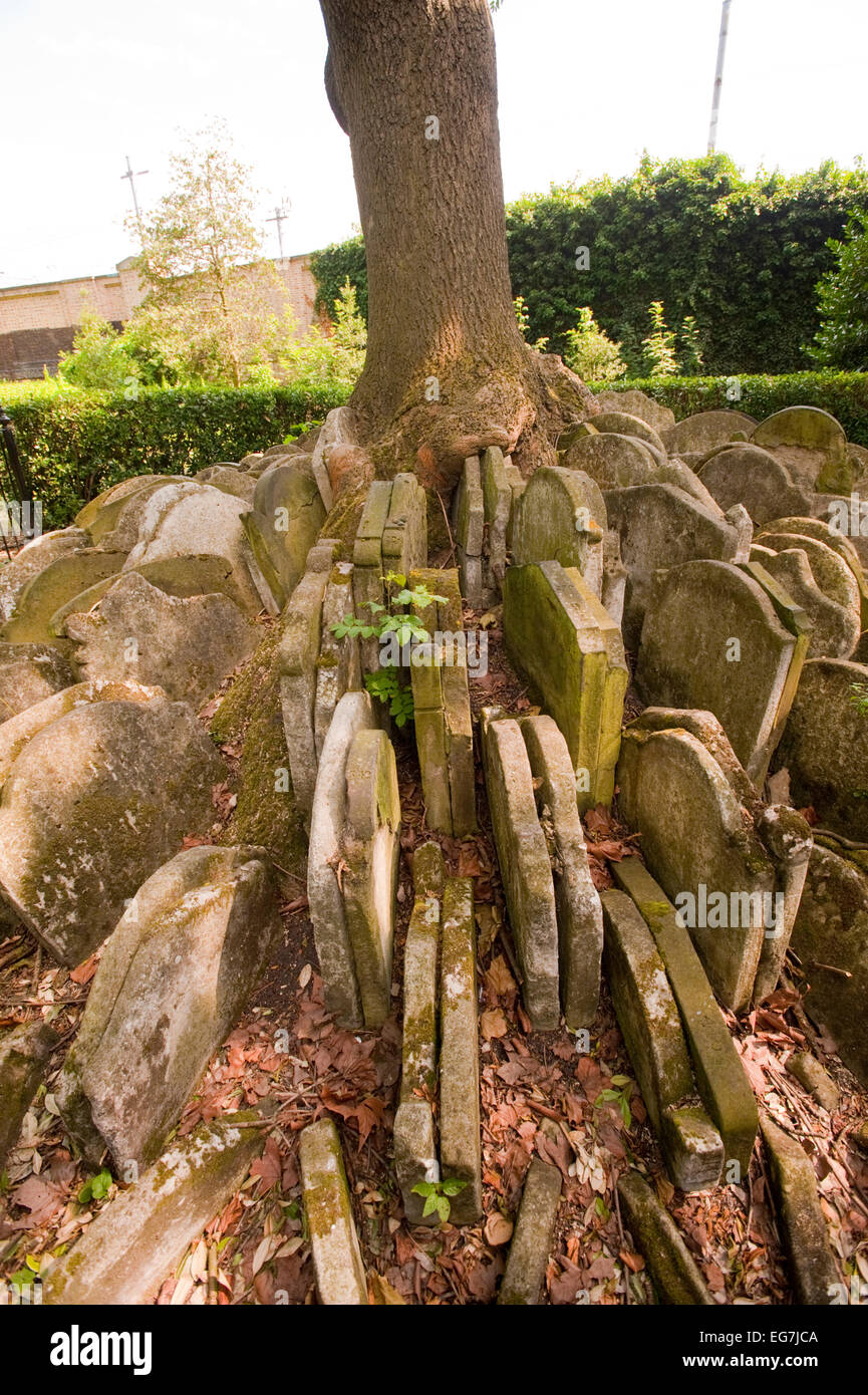 Les pierres tombales réarrangé par Thomas Hardy dans la cour de l'église de St Pancras old church. Banque D'Images