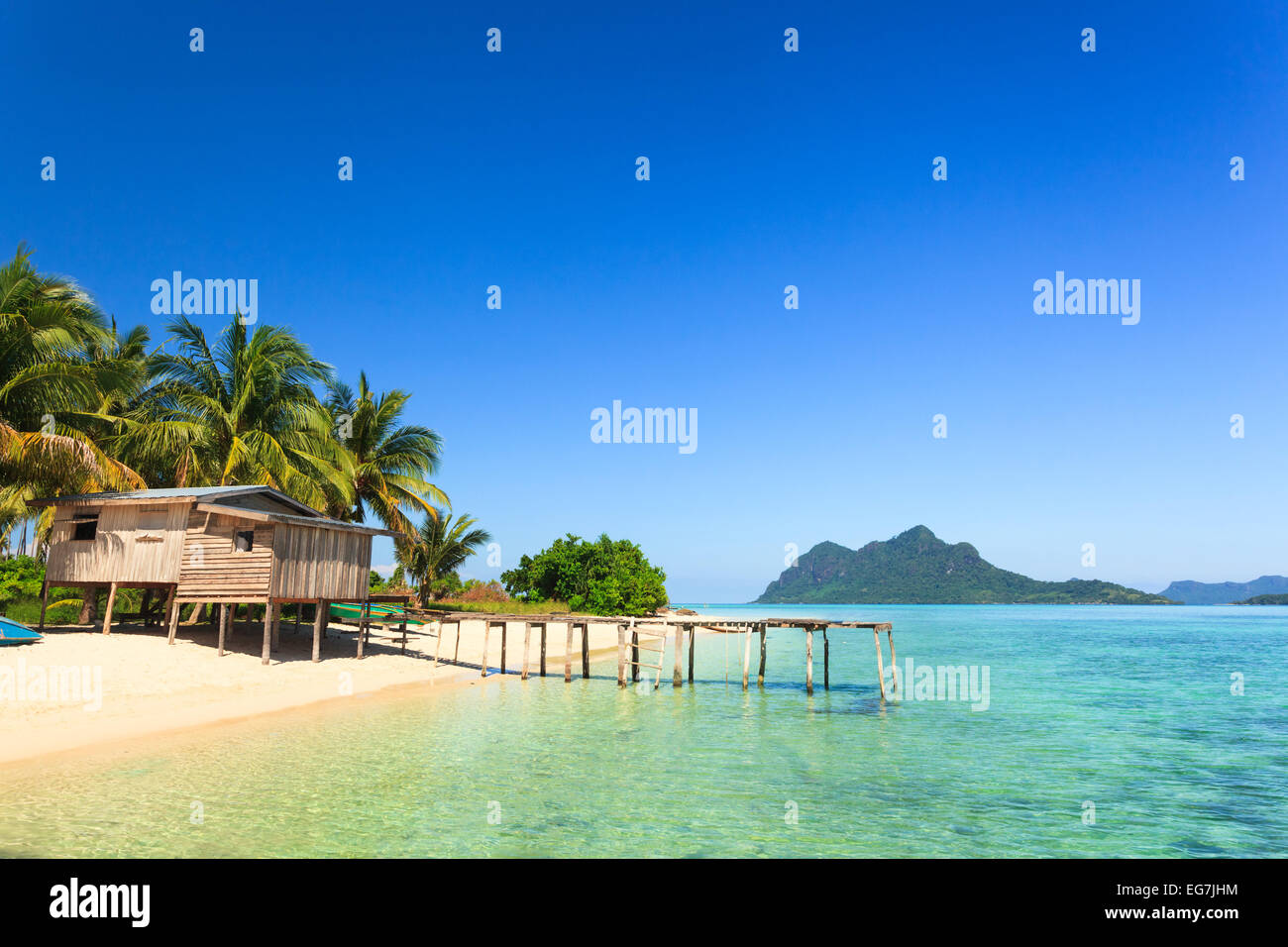 Destination de rêve. une plage propre avec une maison de pêcheur dans le contexte d'une belle île Banque D'Images