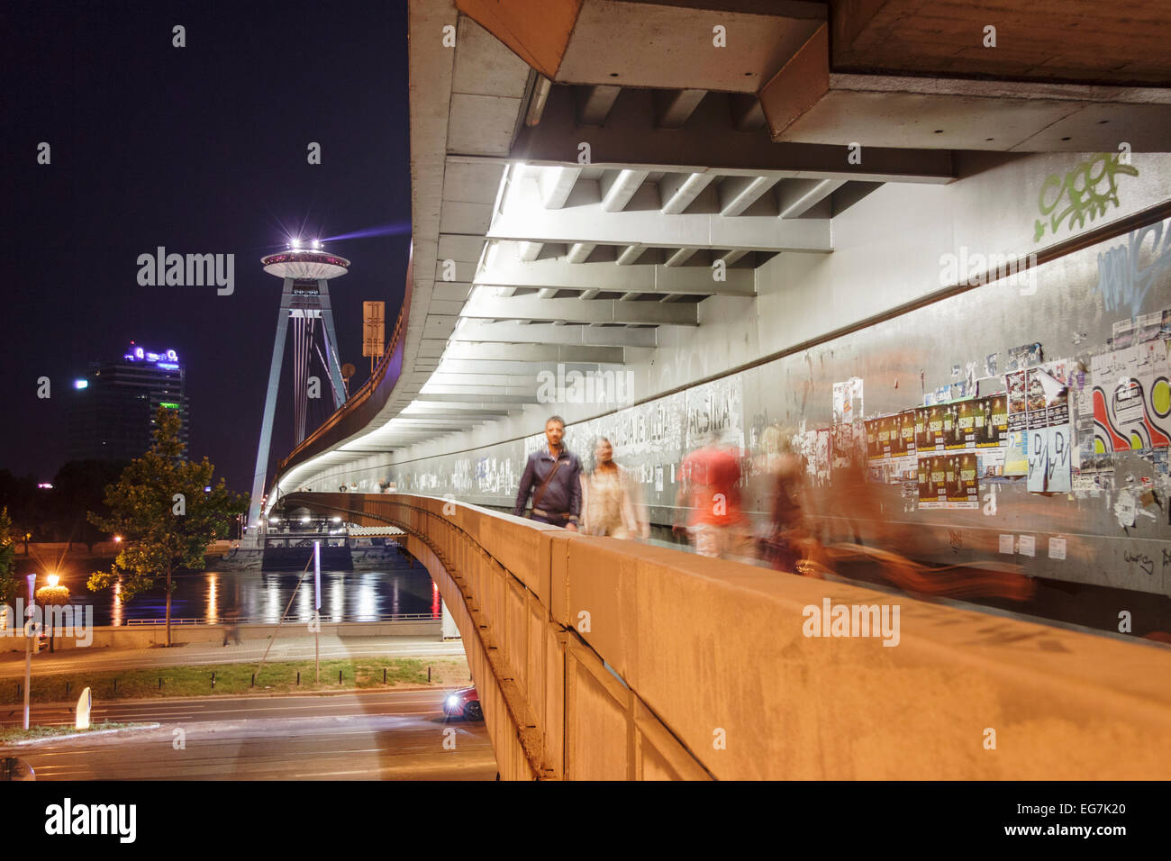 Les piétons qui traversent le pont "OVNI" Nouvelle nuit à Bratislava, Slovaquie Banque D'Images