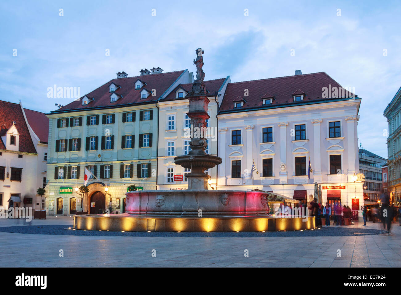 Roland Fontaine au crépuscule. Vieille Ville, place principale, Bratislava, Slovaquie Banque D'Images