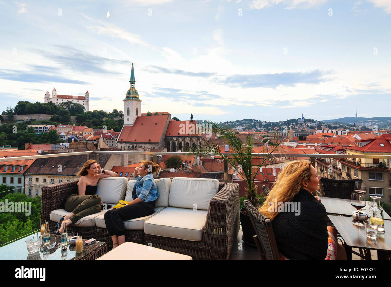 Les femmes au sky bar panoramique terrasse donnant sur la vieille ville, Cathédrale et château de Bratislava, Slovaquie Banque D'Images