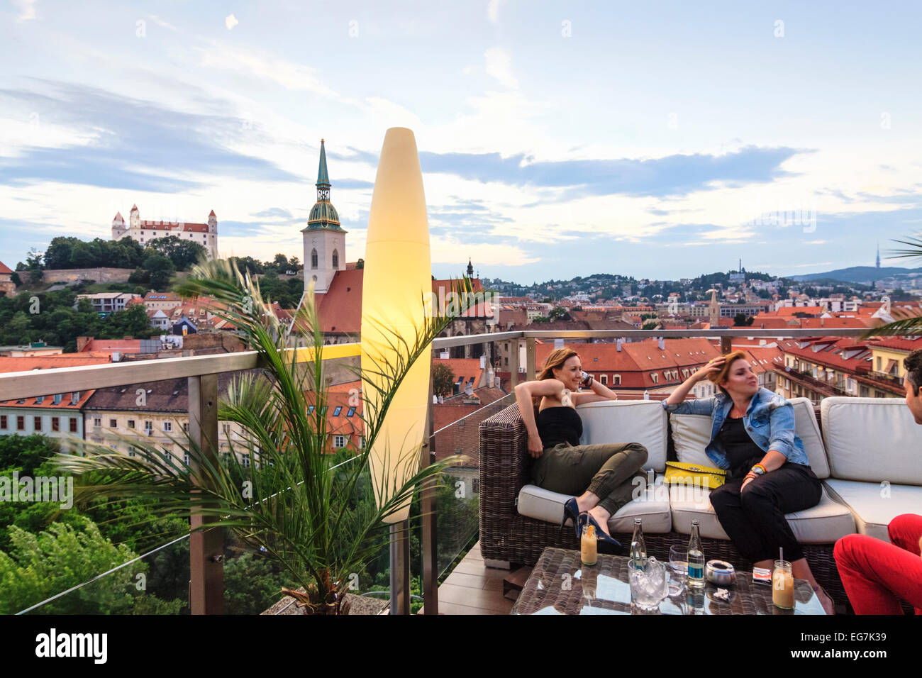 Les femmes au sky bar panoramique terrasse donnant sur la vieille ville, Cathédrale et château de Bratislava, Slovaquie Banque D'Images