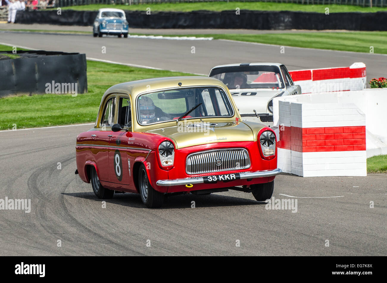 Ford Prefect 107e course au Goodwood Revival. Vintage motor car racing à travers la chicane avec roue du sol Banque D'Images
