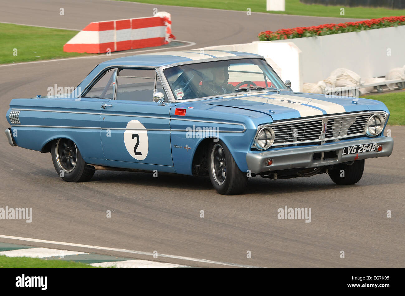 Ford Falcon dans le Goodwood Revival. Classic vintage American automobile de sur virage hors de chicane Banque D'Images