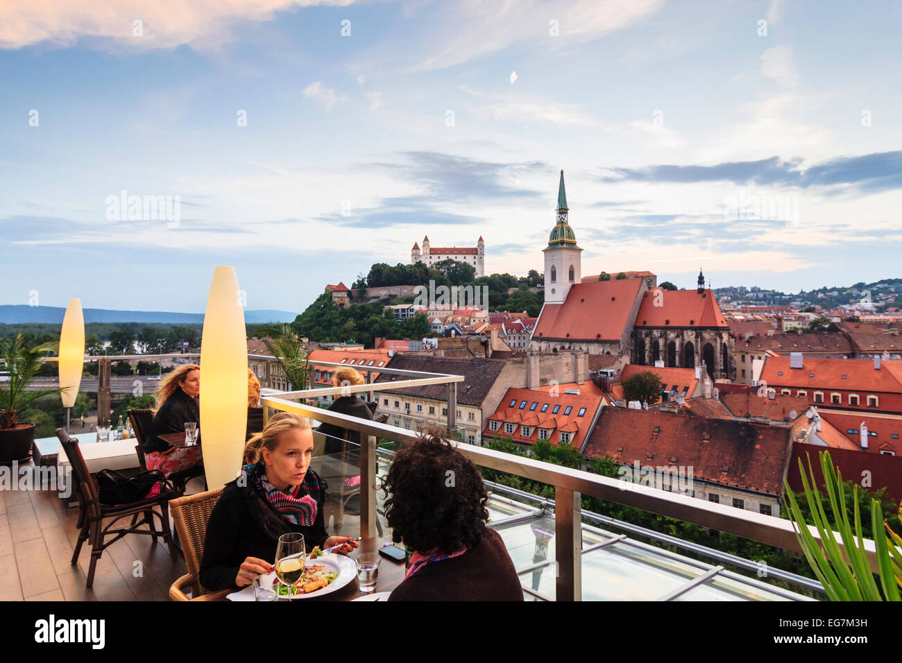 Les femmes à terrasse panoramique du restaurant Sky donne sur la vieille ville, la cathédrale et le château de Bratislava, Slovaquie Banque D'Images