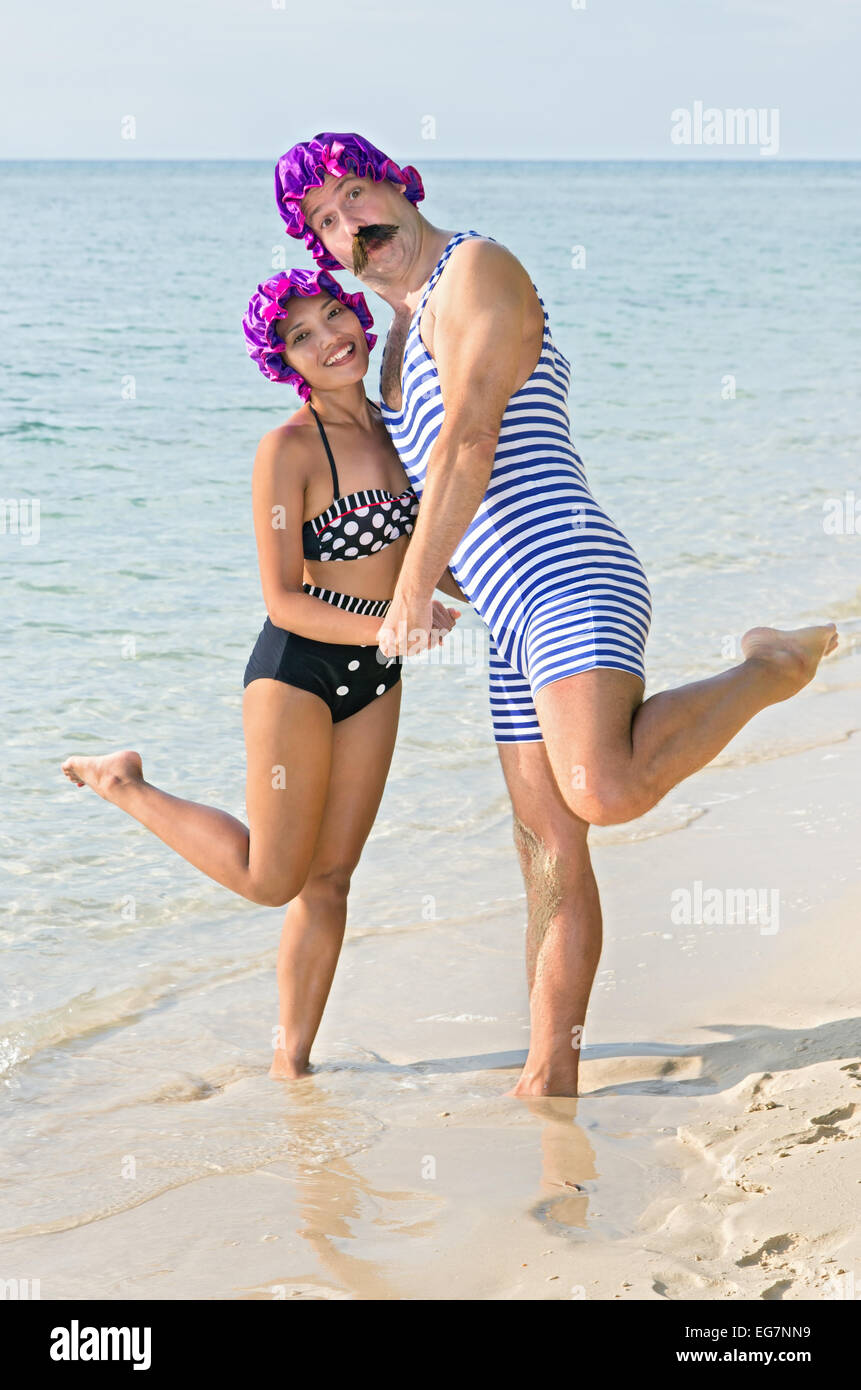 Femme avec un homme dans un maillot de bain rétro sur la plage Photo Stock  - Alamy