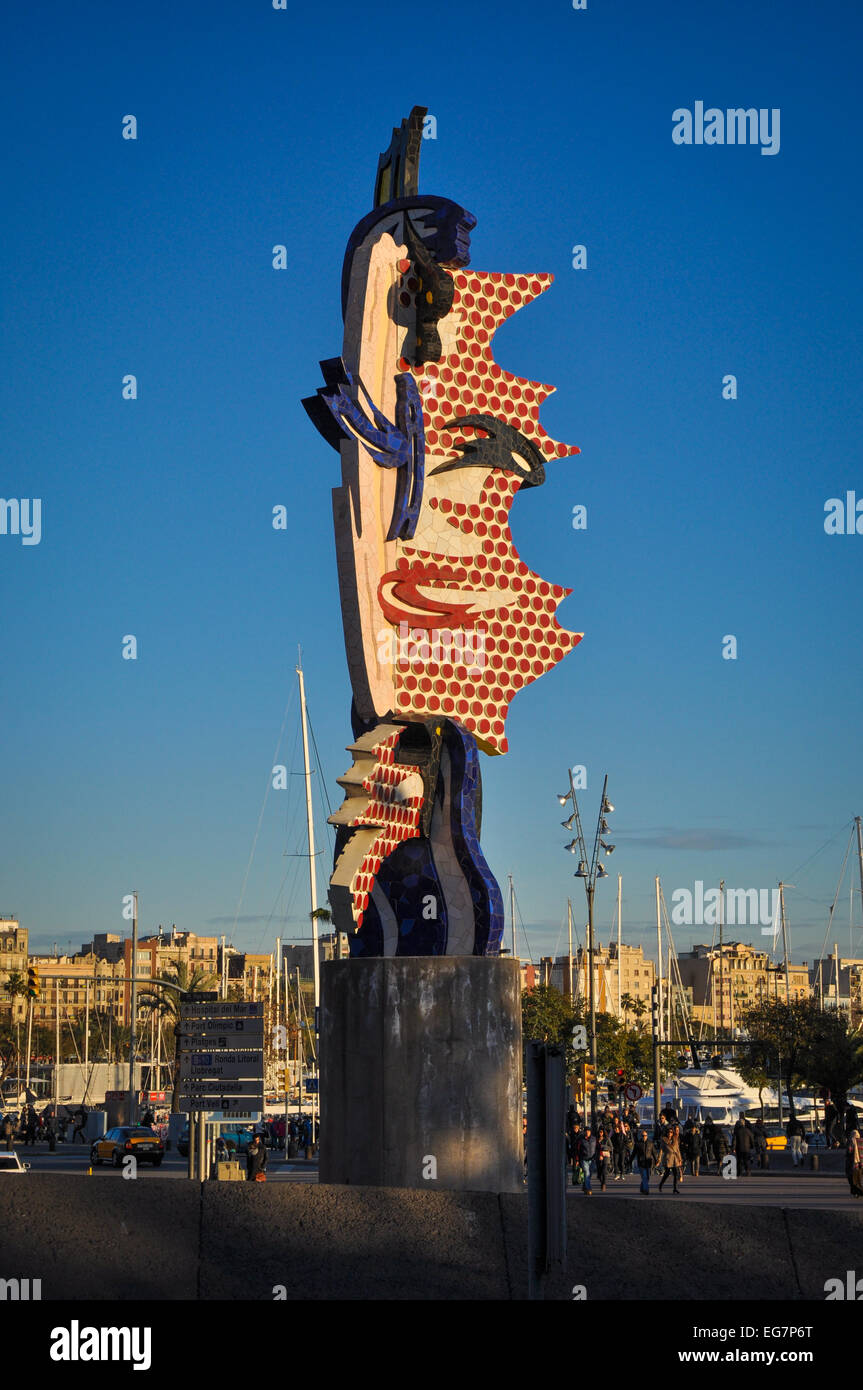 El Cap de Barcelone est une sculpture surréaliste créé par l'artiste pop américain Roy Lichtenstein Banque D'Images