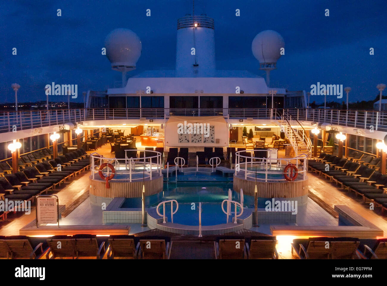Cruise ship deck et la piscine. Banque D'Images