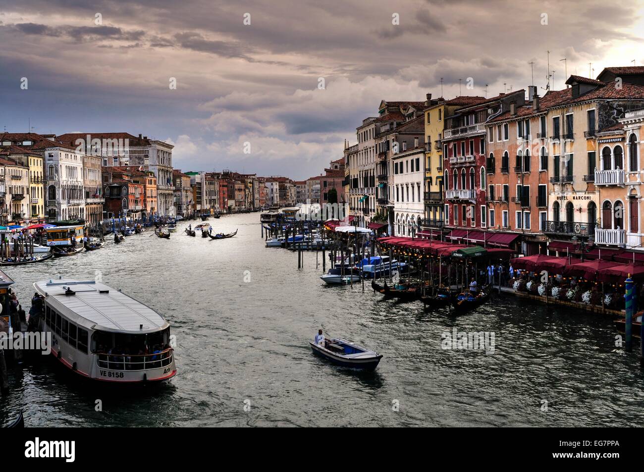 Gondoles, des bateaux et des bateaux-taxis qui naviguait sur le Canal Grande à Venise, Italie Banque D'Images