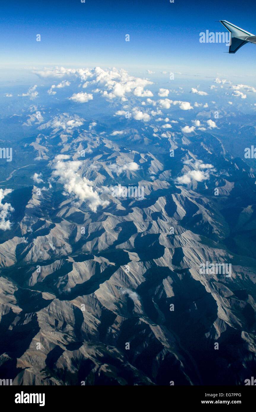 Montagnes Rocheuses à l'ouest de Calgary, Alberta, Canada. Airbus A321 de bout d'aile en haut à droite. Banque D'Images