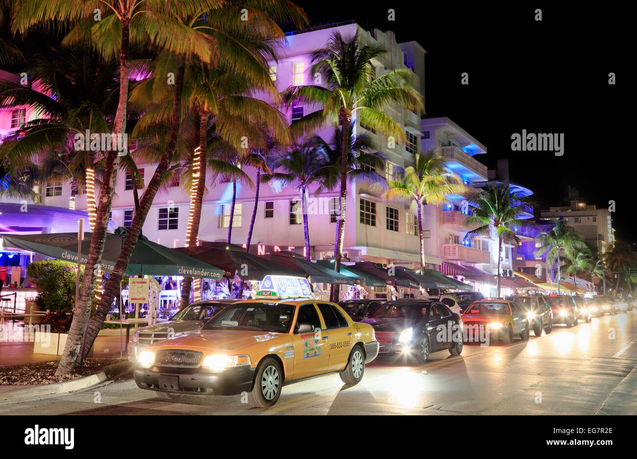 South Beach, Miami, Floride. Le trafic lourd en face de l'hôtel Clevelander sur Ocean Drive, la nuit. Banque D'Images