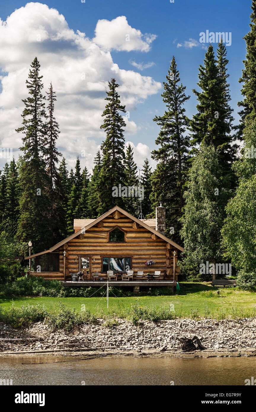 Log cabin home sur les rives de la rivière Chena, Fairbanks, Alaska, USA Banque D'Images
