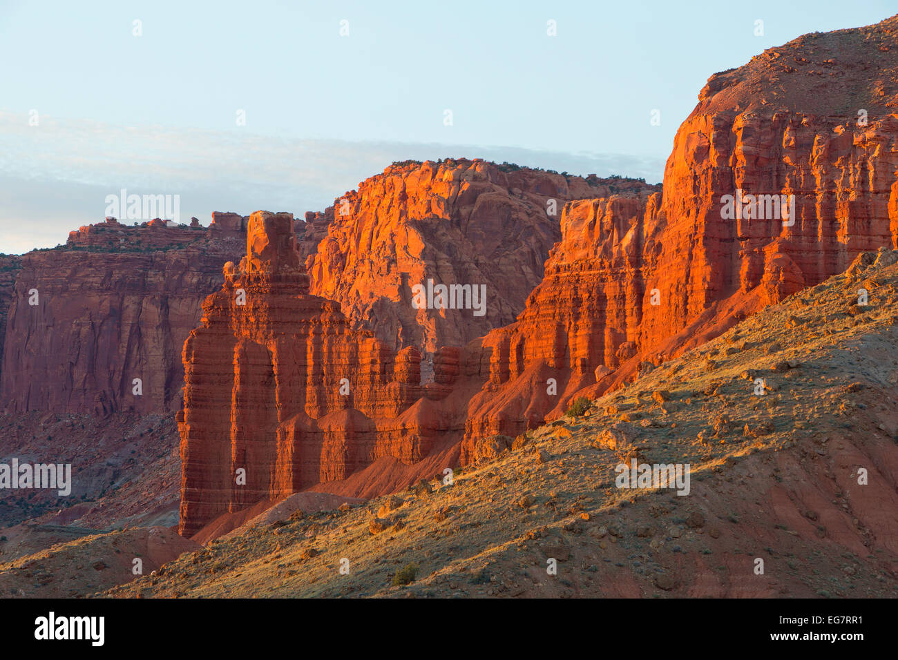 Chimney Rock dans la région de Capitol Reef National Park au coucher du soleil, de l'Utah, USA. Banque D'Images