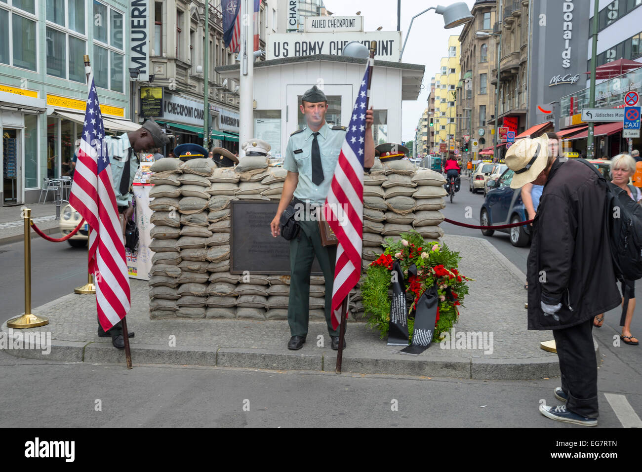 Soldats américains de détente avec le drapeau américain, le Checkpoint Charlie toda, Berlin, capitale de l'Allemagne, l'Europe. Banque D'Images