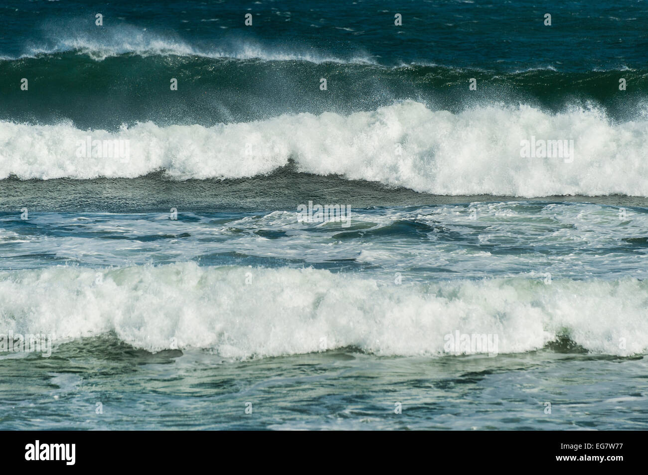 Les crêtes des vagues de l'océan. Banque D'Images