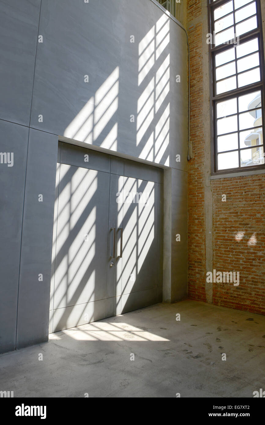La lumière du soleil à partir de la fenêtre sur le murs de ciment et de marbre à l'intérieur de l'ancien bâtiment Banque D'Images