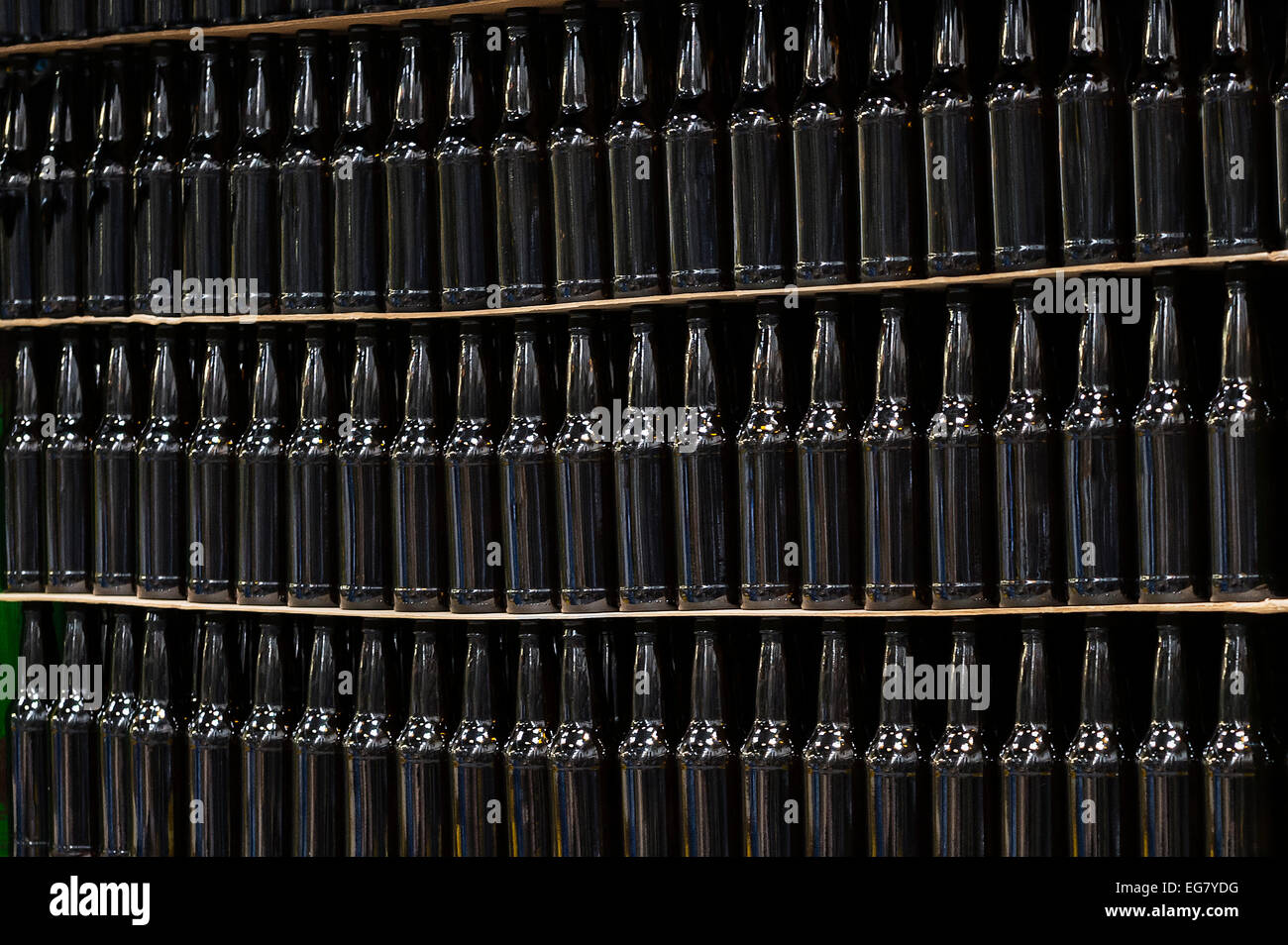 Des rangées de bouteilles de bière à l'embouteillage d'une station d'une micro brasserie. Banque D'Images