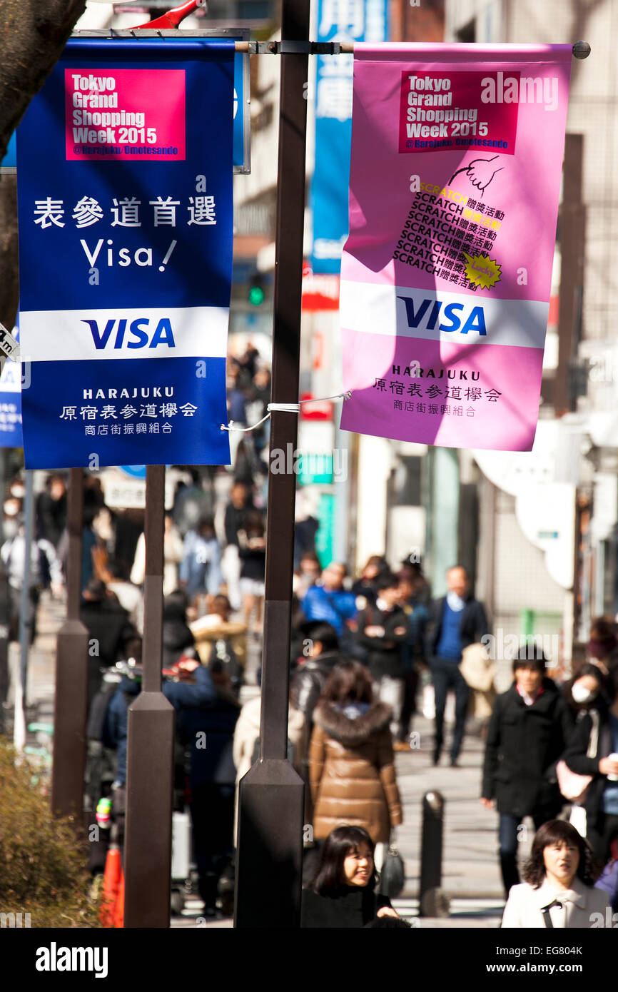 Les acheteurs chinois retour au Japon pour les vacances du Nouvel An lunaire le 19 février 2015, Tokyo, Japon : Shoppers promenade le long de la principale rue commerçante à Harajuku zone au cours de la maison de vacances du Nouvel An lunaire en Asie. Semaine Grand Shopping Tokyo 2015 est un événement visant à attirer les acheteurs étrangers, et prend place à 200 magasins y compris les collines Omotesando, Tokyu Plaza et Kiddy Land du 22 janvier au 24 février. Le Japon attend plus touristiques chinois cette nouvelle année lunaire, et la dernière espèce consulat général du Japon à Shanghai a émis un relevé 14 400 visas de tourisme, 260 % de plus qu'en décembre 2012. (Photo de Rodrigo Banque D'Images