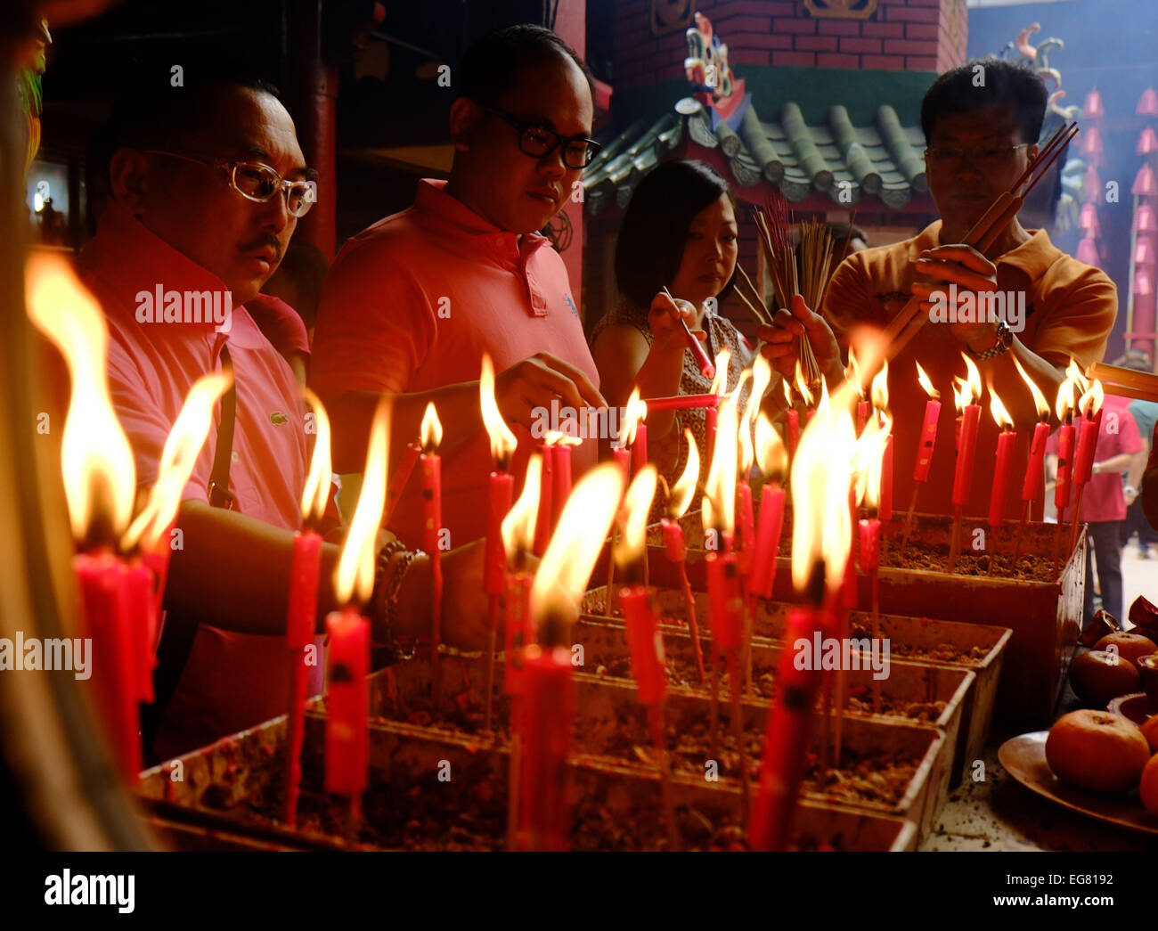 Kuala Lumpur, Malaisie. Feb 19, 2015. Les dévots brûler d'encens qu'ils s'occupe des prières pendant les célébrations du Nouvel An chinois pour l'année de la brebis de Guan Di Temple le 19 février 2015 à Kuala Lumpur, Malaisie. La Nouvelle Année lunaire chinoise des brebis aussi connu comme la Fête du Printemps, est basée sur le calendrier chinois luni-solaire, et est célébré le premier jour du premier mois de l'année lunaire et se termine par une Fête des lanternes le 15e jour. Credit : ZUMA Press, Inc./Alamy Live News Banque D'Images