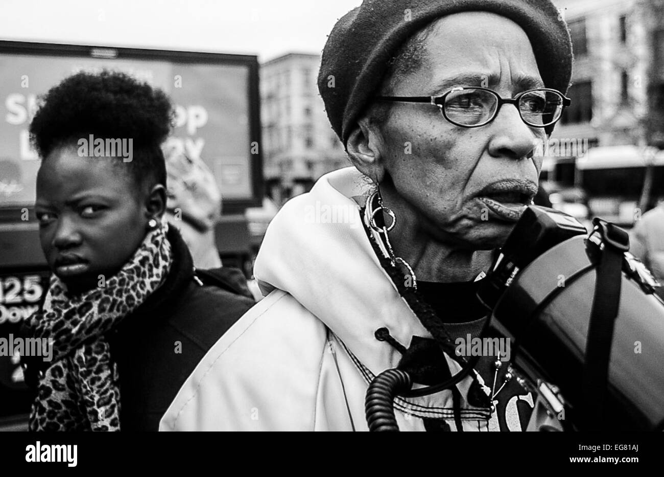 New York, New York, USA. 9Th Mar, 2014. Un manifestant s'arrête après avoir prononcé un discours au cours d'une manifestation pour Eric Garner sur la 125 et Malcolm X Boulevard à Harlem. © Akash Ghai/ZUMAPRESS.com/Alamy Live News Banque D'Images