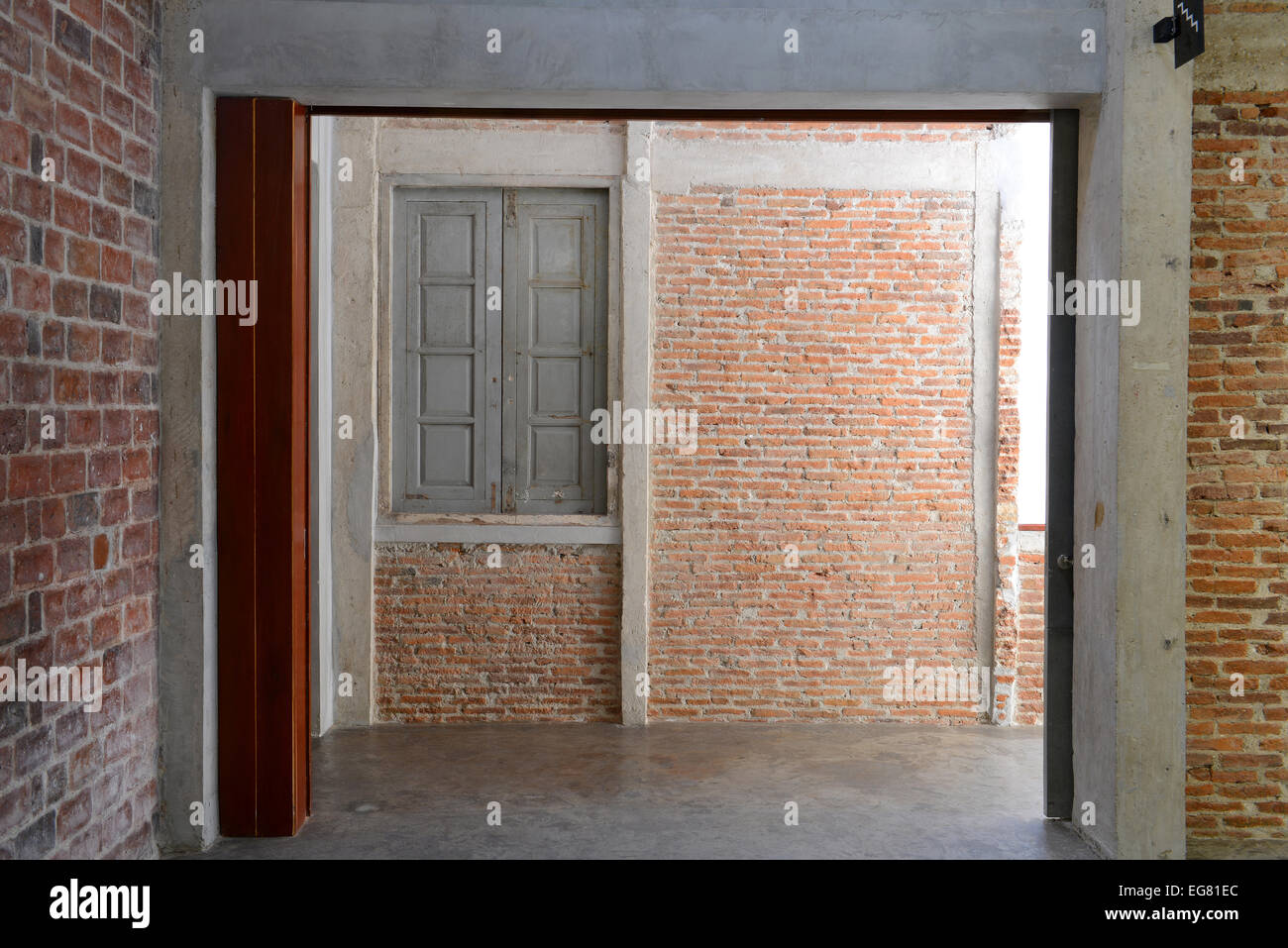 Vide sur mur de béton et fenêtre dans l'ancienne galerie photos Banque D'Images