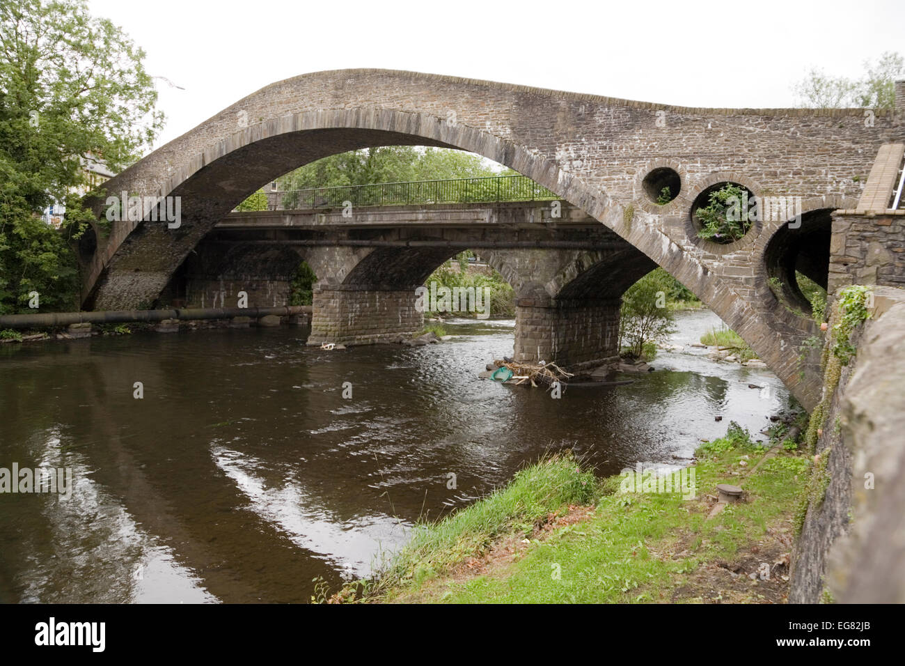 Le Vieux Pont, Pontypridd. Construit en 1756 - vue du côté nord. Le pont traverse la rivière Taff, juste avant qu'elle ne rencontre la rivière Cynon. Banque D'Images