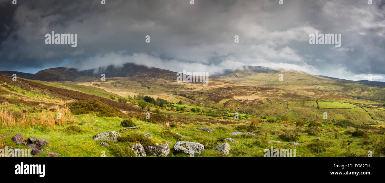 Brume sur les sommets des montagnes Comeragh dans la Nièvre Valley, comté de Waterford, Irlande Banque D'Images