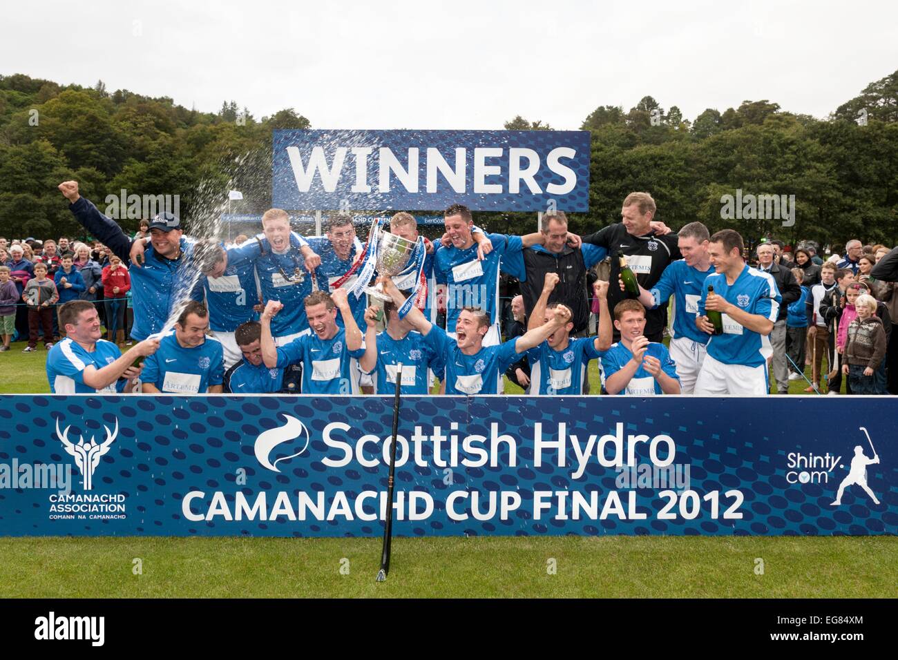 Kyles Athletic gagnants de la finale de Coupe 2012 Camanachd, Inveraray Kyles v Athletic, joué à Mossfield Park, Oban. Banque D'Images