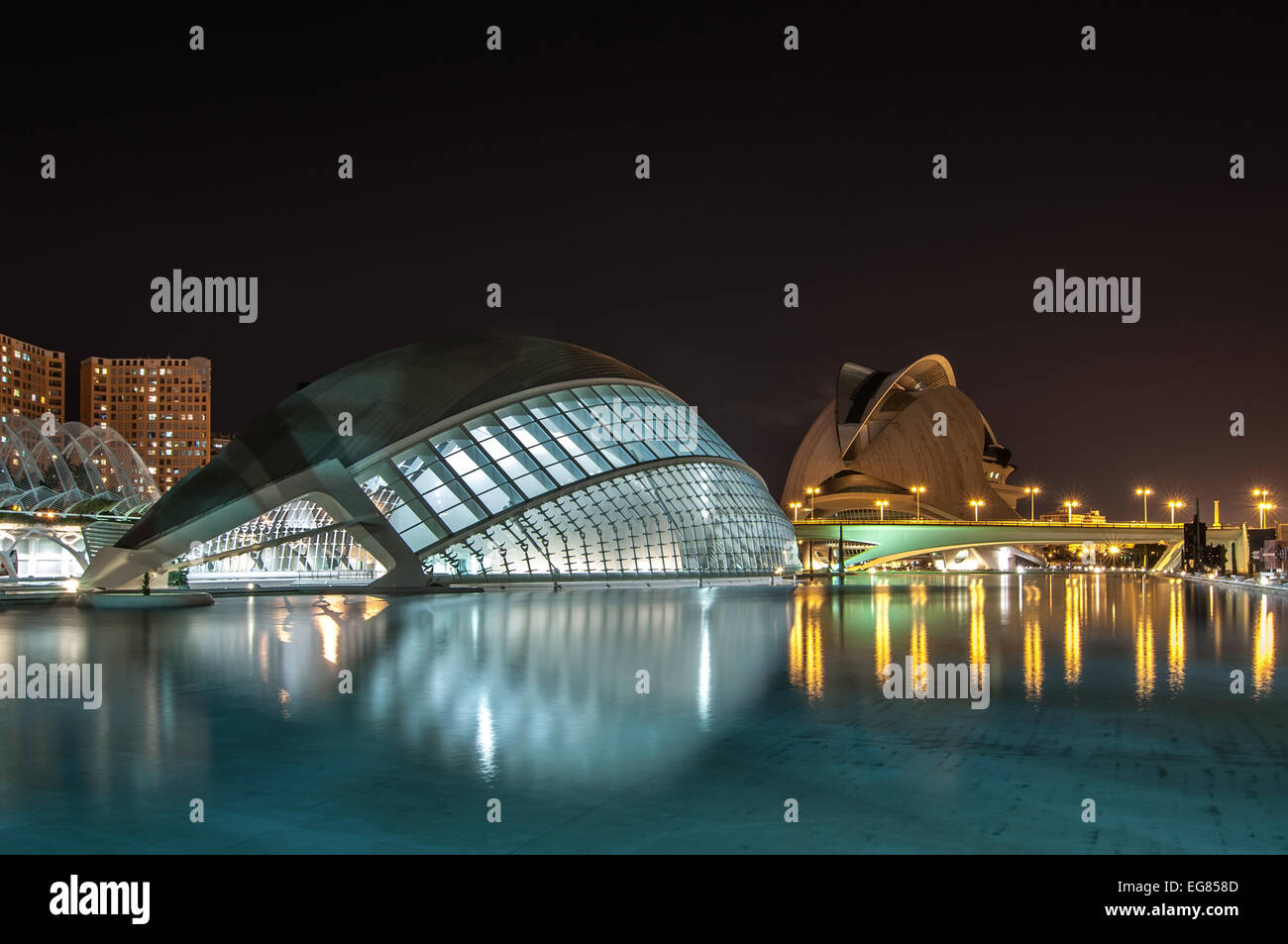 La Cité des Arts et des Sciences : l'Hemisferic et la Reine Sofia Palace la nuit, Valence, Espagne. Banque D'Images