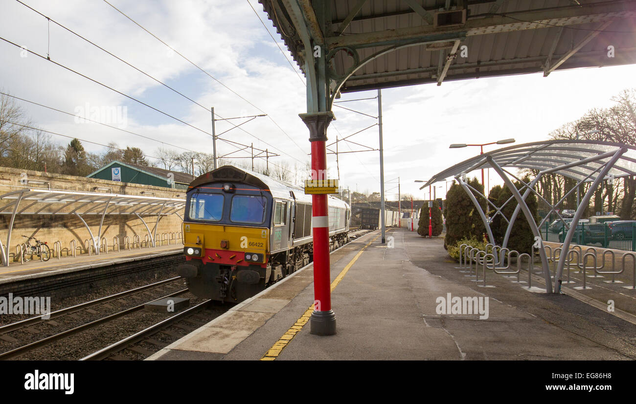 Les DRS Services direct par rail fret & Logistique train dans la station Oxenholme Banque D'Images